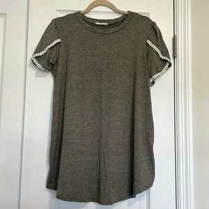 REB. In J. heather grey top with details sleeves, NWOT, size large